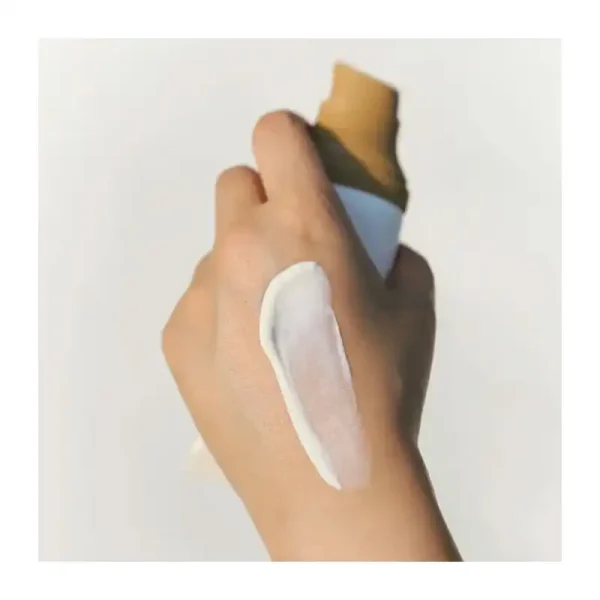 کرم ضد آفتاب رنگی سنتلا ماداگاسکار مدل ایر فیت پلاس Skin 1004