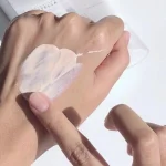 ضد آفتاب سنتلا مدل اسکین 1004 بی رنگ SPF 50