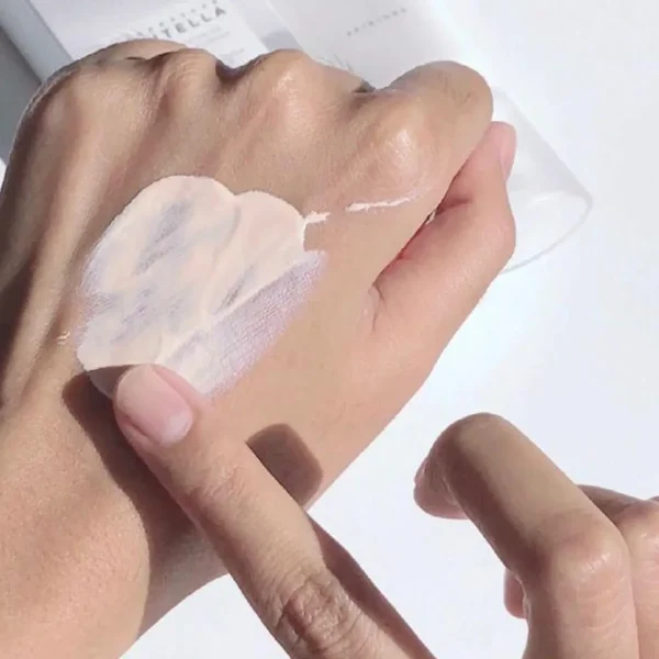 ضد آفتاب سنتلا مدل اسکین 1004 بی رنگ SPF 50
